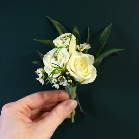 mini white rose bout